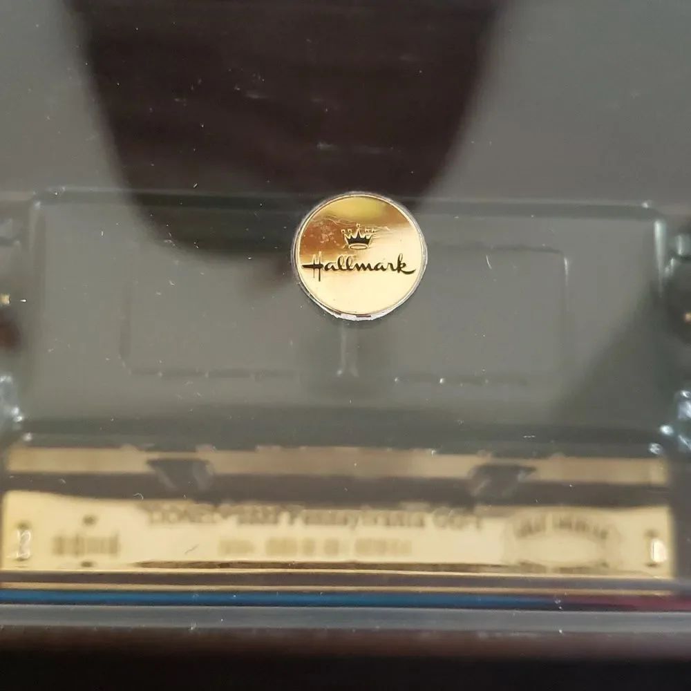 Hallmark Great American Railways Lionel 2332 Pennsylvania GG-1 Model in Case - Picture 5 of 9